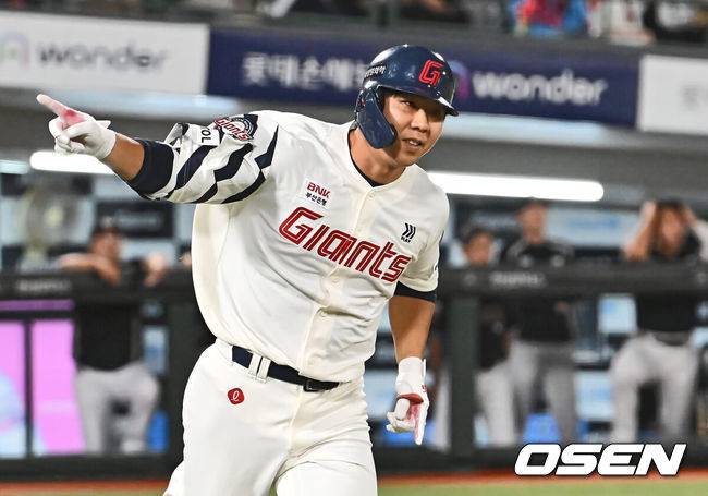 [OSEN=부산, 이석우 기자] 4일 부산 사직야구장에서 2024 신한 SOL 뱅크 KBO 리그 롯데 자이언츠와 KT 위즈의 경기가 열렸다. 롯데 이정훈이 7회말 무사 1,3루 역전 1타점 우익수 앞 안타를 치고 세리머니를 하고 있다. 2024.09.04 / foto0307@osen.co.kr