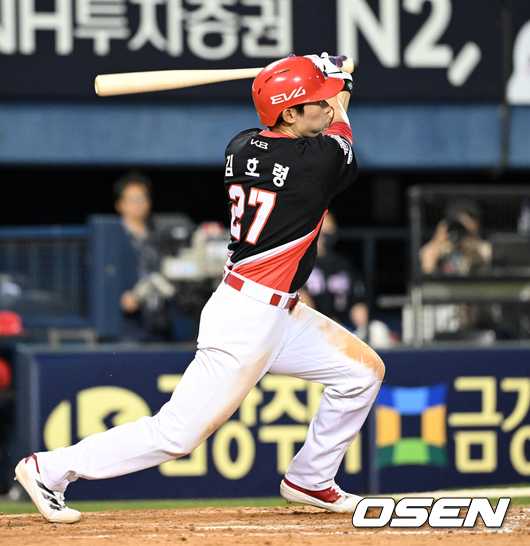 [OSEN=잠실, 이대선 기자] 3일 오후 서울 잠실야구장에서 2025 신한 SOL Bank KBO리그 두산 베어스와 KIA 타이거즈의 경기가 열렸다.두산은 곽빈, KIA는 양현종을 선발 투수로 내세웠다.9회초 1사에서 KIA 김호령이 좌전 안타를 치고 있다. 2025.06.03 /sunday@osen.co.kr