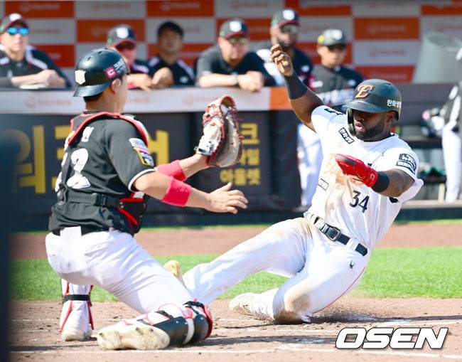 [OSEN=대전, 김성락 기자] 3일 오후 대전 한화생명볼파크에서 ‘2025 신한 SOL Bank KBO리그’ 한화 이글스와 KT 위즈의 경기가 열렸다.이날 홈팀 한화는 폰세, KT는 쿠에바스를 선발로 내세웠다.5회말 2사 1, 2루 한화 하주석의 2타점 적시 2루타 때 1루주자 플로리얼이 홈으로 슬라이딩, 득점을 올리고 있다. 2025.06.03 / ksl0919@osen.co.kr