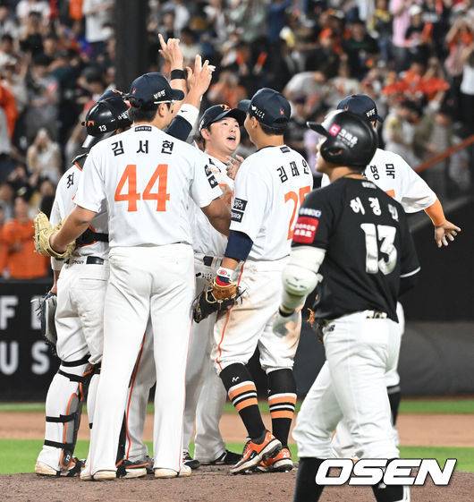 [OSEN=대전, 김성락 기자] 프로야구 한화 이글스가 더블 스틸에 이어 이도윤의 역전 결승타가 터지며 위닝시리즈를 확보했다.&nbsp;한화는 4일 대전 한화생명볼파크에서 열린 2025 신한 SOL Bank KBO리그 KT 위즈와의 홈경기를 4-3으로 승리했다.&nbsp;승리가 확정된 순간 한화 선수들이 기쁨을 나누고 있다. 2025.06.04 / ksl0919@osen.co.kr