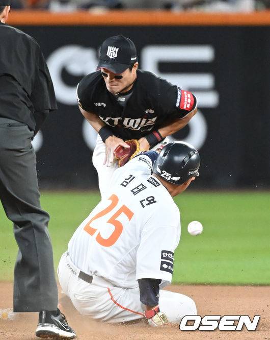 [OSEN=대전, 김성락 기자] 4일 오후 대전 한화생명볼파크에서 ‘2025 신한 SOL Bank KBO리그’ 한화 이글스와 KT 위즈의 경기가 열렸다.이날 홈팀 한화는 와이스, KT는 오원석을 선발로 내세웠다.7회말 1사 1, 2루 한화 최재훈의 타석 때 1루주자 김태연-2루주자 이원석이 이중도루, 김태연이 2루 도루성공하고 있다. 2025.06.04 / ksl0919@osen.co.kr