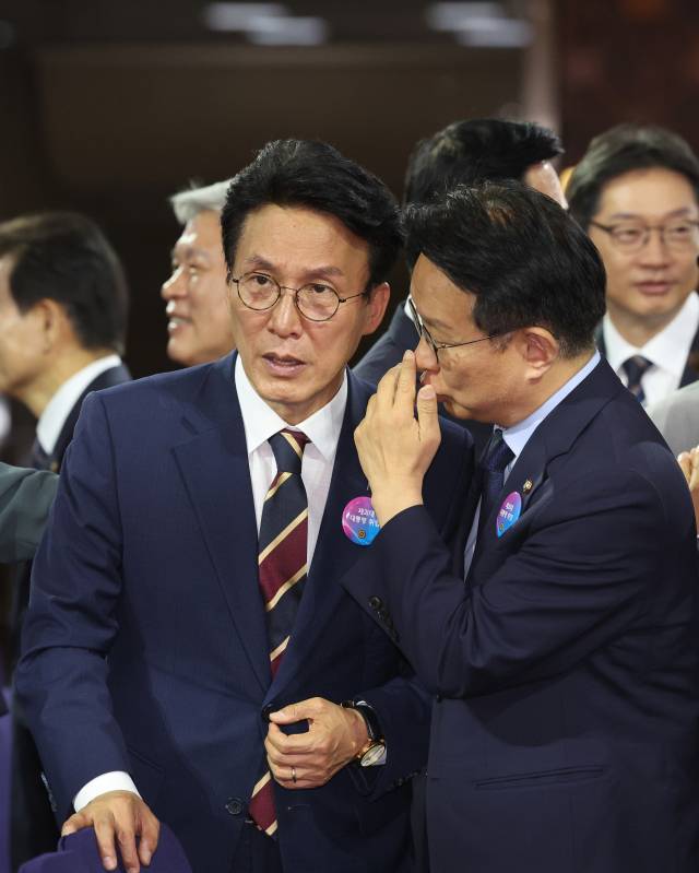 ▲ 더불어민주당 김민석 의원이 4일 서울 여의도 국회에서 열린 제21대 대통령 취임선서식에서 동료 의원들과 이야기를 나누고 있다. ⓒ연합뉴스