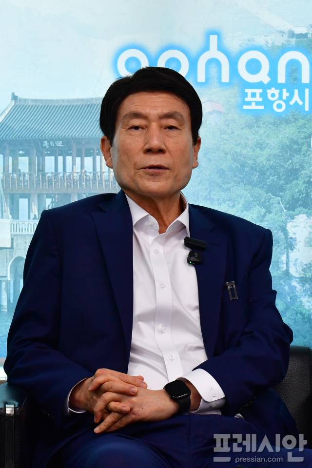 ▲이강덕 포항시장이 4일 시청 브리핑룸에서 가진 기자간담회에서 “새 정부 출범에 맞춰 포항 지역 주요 현안의 국정과제 반영을 위해 총력 대응하겠다”고 밝혔다.ⓒ프레시안(오주호 기자)