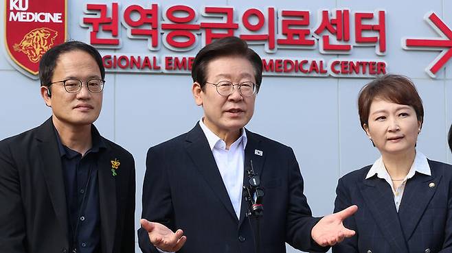 지난해 9월 고대 안암병원 현장 점검 후 취재진 질문에 답하는 이재명 대통령