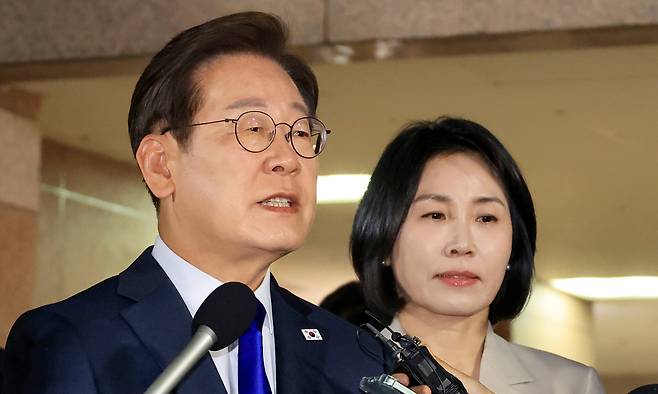 제21대 대통령 선거에서 당선이 확실시되는 더불어민주당 이재명 후보가 3일 밤 인천 계양구 자택을 나서며 입장을 밝히고 있다. 연합뉴스