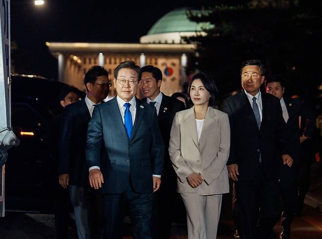 이재명 대통령과 김혜경 여사가 4일 오전 서울 여의도 국회 앞에서 열린 국민 개표방송 행사에서 이동하고 있다. 공동취재