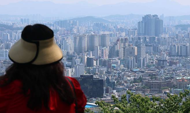 지난달 서울 남산에서 바라본 서울시내 아파트단지 모습. 뉴스1