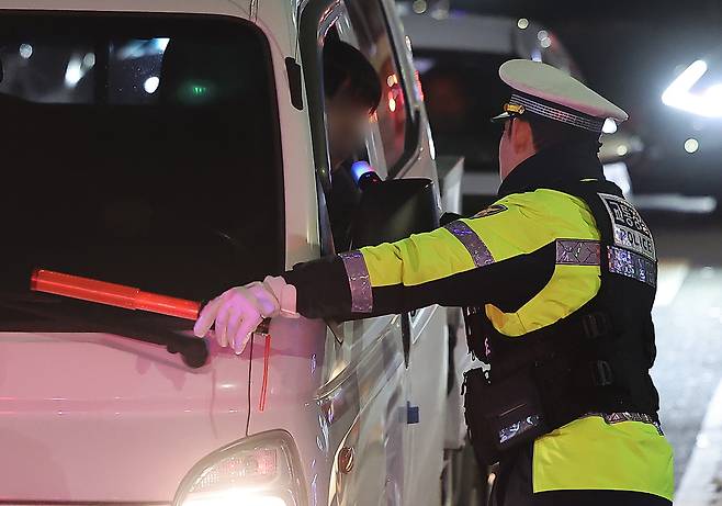 경찰이 서울의 한 도로에서 음주운전 단속을 하고 있다. 뉴스1