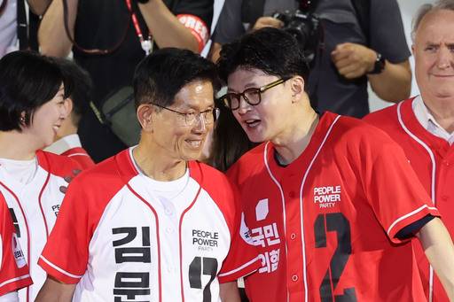 국민의힘 한동훈 전 대표(오른쪽)가 2일 김문수 대선 후보와 서울 중구 서울시청 광장에서 열린 유세에서 대화하고 있다. 뉴시스