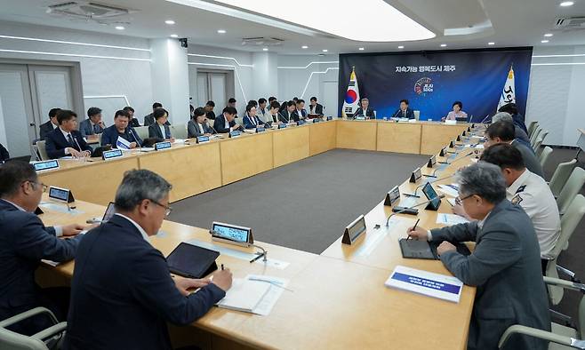 오영훈 제주도지사가 4일&nbsp;도청 한라홀에서 긴급 간부회의를 주재하고 있다. 제주도 제공