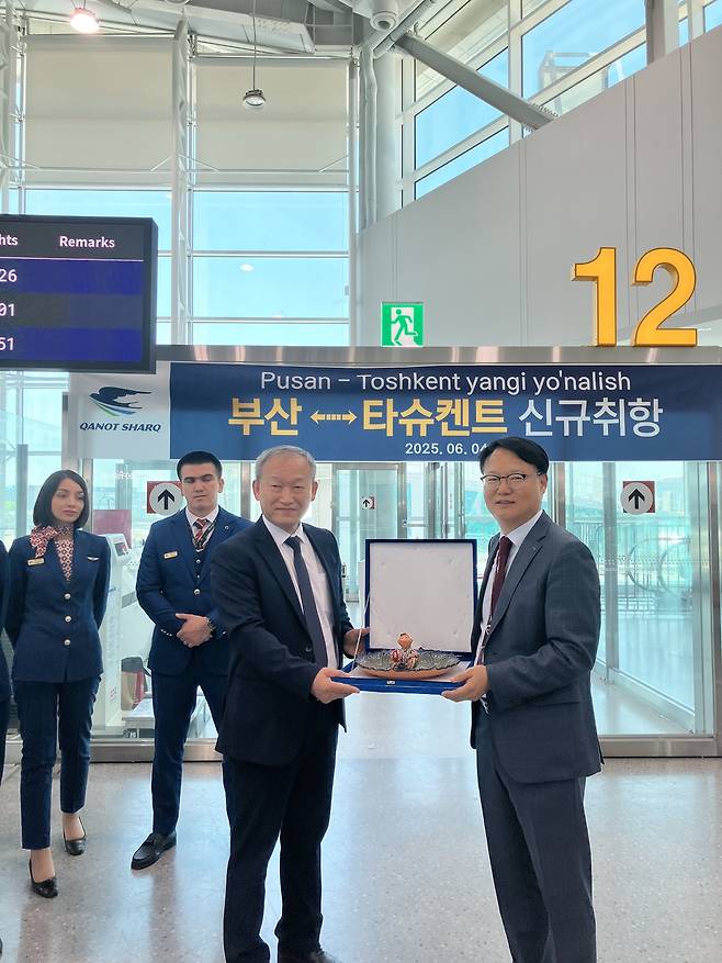 4일&nbsp;김해공항에서 열린 김해~타슈켄트 노선 신규 취항식에서 남창희 한국공항공사 김해공항장(오른쪽)이 카놋샤크 관계자와 기념촬영을 하고 있다.