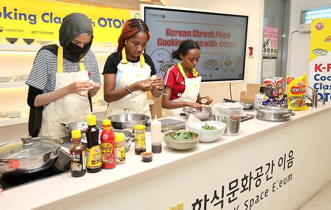 지난달 30일 서울 종로구 한식문화공간 이음에서 오뚜기와 한식진흥원이 함께 진행한 ‘K-Food 쿠킹클래스’에 참가한 외국인들이 요리를 하고 있다. 오뚜기 제공
