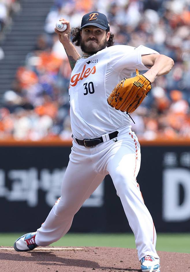 한화 외국인 투수 코디 폰세가 지난 3일 대전 한화생명볼파크에서 열린 KT와 홈경기에 선발 등판해 역투하고 있다. 폰세는 이날 6이닝 2피안타 1볼넷 7탈삼진 무실점의 호투를 펼치며 시즌 9승째를 거뒀다. 한화 이글스 제공