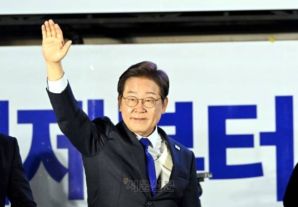 이재명 더불어민주당 대선 후보가 4일 서울 여의도 국회 인근에서 당 주최로 열린 국민개표방송 행사에 참석해 시민들을 향해 팔을 들어 인사하고 있다. 2025.6.4 홍윤기 기자