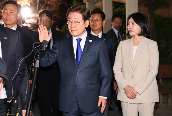 제21대 대통령 선거에서 당선이 유력한 더불어민주당 이재명 후보가 김혜경 여사와 3일 인천 계양구 자택을 나서며 주민들과 인사하고 있다. 2025.6.4 연합뉴스