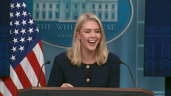 캐롤라인 레빗 미국 백악관 대변인이 한국의 제21대 대선 결과에 대한 도널드 트럼프 행정부의 공식 입장을 묻는 질문에 답변을 미루는 해프닝이 발생했다. 레빗 대변인은 “곧 입장을 알려주겠다”며 웃으며 말했다. 미 백악관 유튜브 캡처