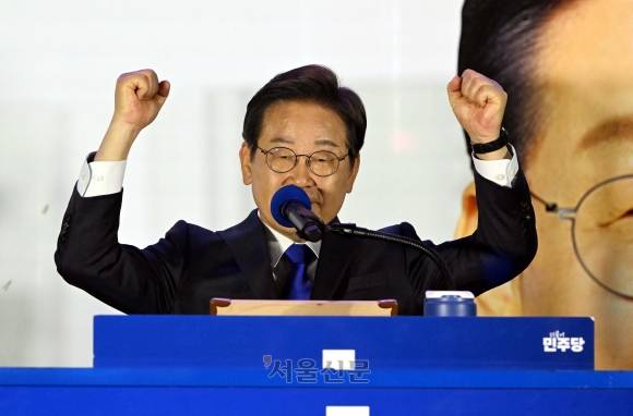 이재명 대통령 후보가 당선이 확실시된 후 4일  서울 여의도 국회앞에 마련된 더불어민주당의 국민개표방송시청 현장에서 연설을 하고 있다.2025.6.4 홍윤기 기자