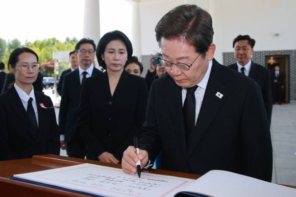 이재명 대통령, 현충원 방명록 작성 - 이재명 대통령이 4일 서울 동작구 국립서울현충원에서 현충탑 참배 뒤 방명록을 작성하고 있다. 2025.6.4 대통령실통신사진기자단