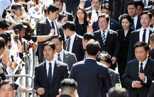 현충원 향하는 이재명 대통령과 김혜경 여사 - 이재명 대통령과 김혜경 여사가 제21대 대통령 임기를 시작한 4일 오전 인천 계양구 자택 앞에서 열린 주민 환송 행사를 마친 후 국립서울현충원으로 향하고 있다. 2025.6.4 뉴스1