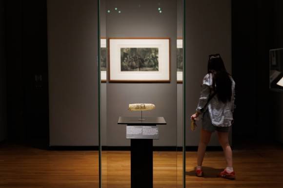 1830년대에 제작된 것으로 추정되는 양 맹장 소재 콘돔이 이번주 네덜란드 레이크스미술관에 전시될 예정이다. 2025.6.3 레이크스미술관 제공 AP 연합뉴스