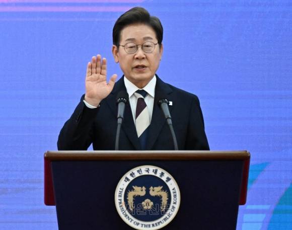 이재명 대통령이 4일 서울 여의도 국회에서 열린 제21대 대통령 취임선서식에서 취임 선서를 하고 있다. 2025.06.04 국회사진기자단