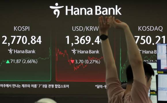강력한 자본시장 선진화 의지를 보여온 이재명 대통령 취임 첫날인 4일 오후 서울 중구 하나은행 본점 딜링룸 전광판에 증시가 표시되고 있다. 이날 코스피 지수는 전 거래일 대비 71.87p(2.66%) 오른 2,770.84, 코스닥 지수는 9.92p(1.34%) 오른 750.21으로 마감했으며, 달러·원 환율은 3.57원 내려 1,369.40원을 보이고 있다.  2025.6.4. 뉴스1