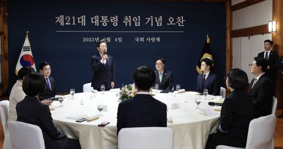 정당 대표들과 취임 기념 오찬 - 이재명 대통령이 4일 국회 사랑재에서 국회의장과 정당 대표들과의 오찬에 참석해 인사말을 하고 있다. 이 대통령 오른쪽부터 시계 방향으로 우원식 국회의장, 김용태 국민의힘 비상대책위원장, 천하람 개혁신당 대표 권한대행, 용혜인 기본소득당 대표, 한창민 사회민주당 대표, 김재연 진보당 상임대표, 김선민 조국혁신당 대표 권한대행, 박찬대 더불어민주당 대표 직무대행. 국회사진기자단