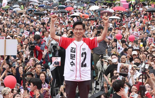 김문수 국민의힘 대선후보가 이달 2일 부산역 광장에서 열린 집중유세에서 지지자들에게 인사하고 있다. 부산=성형주 기자