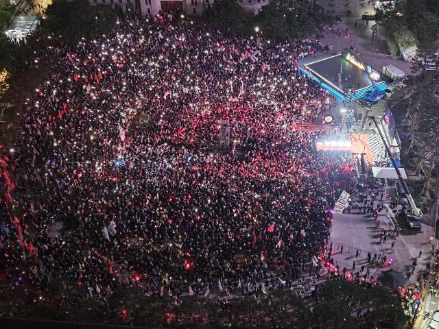 김문수 국민의힘 대선 후보가 2일 서울광장에서 열린 피날레 유세에서 지지를 호소하고 있다. 성형주 기자