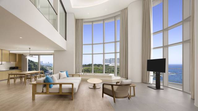 카시아속초의 최고 럭셔리 룸인 ‘스리 베드룸 로프트’. 속초 시내와 동해안 전경을 통창으로 조망할 수 있다. 사진 제공=카시아속초