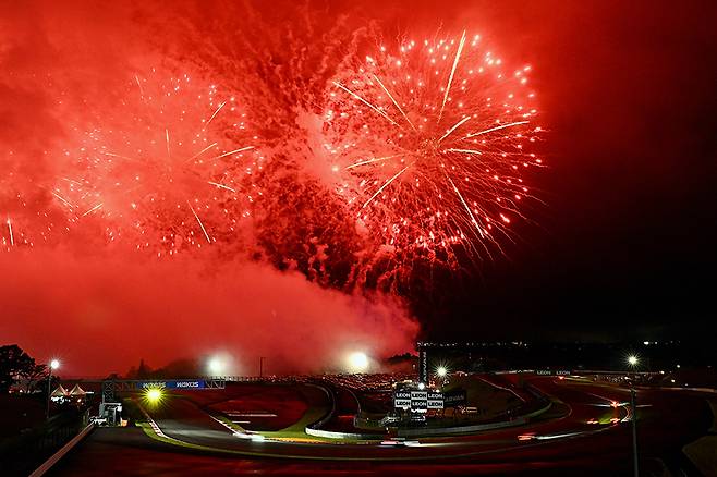 후지 24시간 내구 레이스에 열기를 더한 화려한 불꽃놀이. 사진: 김학수 기자