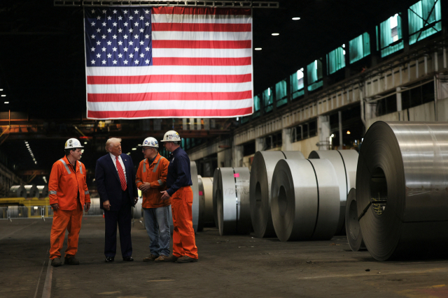 도널드 트럼프(왼쪽 두 번째) 미국 대통령이 지난달 30일(현지 시간) 미국 펜실베이니아주에 있는 US스틸 생산 공장을 찾아 직원들과 현장을 둘러보며 이야기를 나누고 있다. 로이터연합뉴스