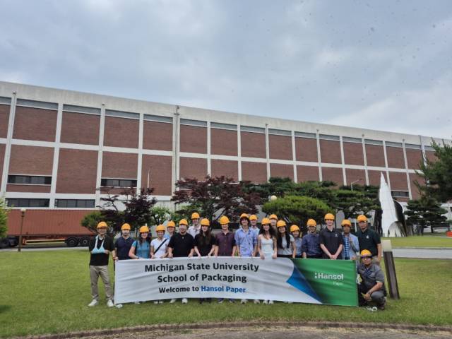 한솔제지 대전 공장을 찾은 미시간 주립대 패키징학과 교수진과 학생들. 사진 제공=한솔제지