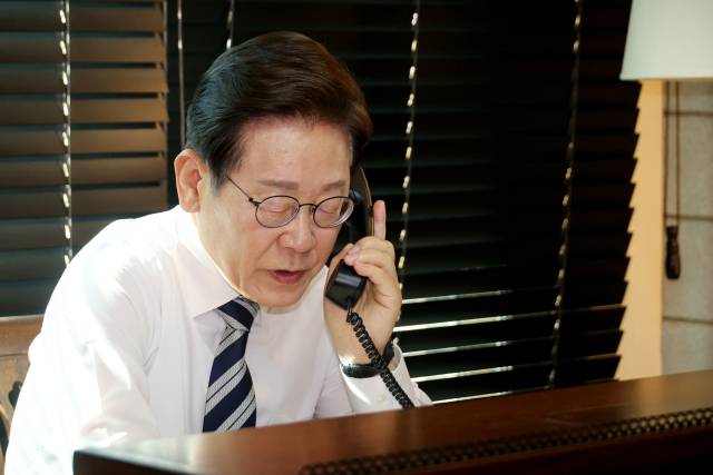 이재명 대통령이 4일 인천 계양구 사저에서 김명수 합참의장과 전화 통화하며 군 통수권 이양 보고를 받고 있다. 연합뉴스