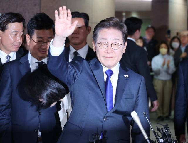 이재명 제21대 대통령 당선인과 배우자 김혜경 여사가 3일 서울 여의도 국회로 향하기 위해 인천 계양구 자택을 나서며 지지자들의 환호에 손을 들어 화답하고 있다. 인천=오승현 기자