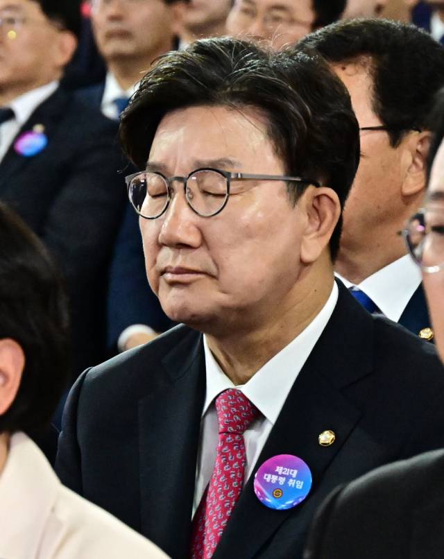 권성동 국민의힘 원내대표가 4일 서울 여의도 국회에서 열린 제21대 대통령 취임선서식에 참석해 눈을 감고 있다. 오승현 기자