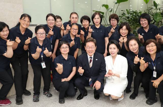 청소근로자들과 기념촬영하는 이재명 대통령 부부 / 연합뉴스