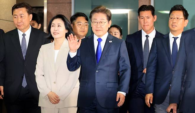 제21대 대통령 선거에서 당선이 확실시되는 더불어민주당 이재명 후보가 6월3일 밤 인천 계양구 자택을 나서며 주민과 지지자에게 인사하고 있다. ⓒ연합뉴스