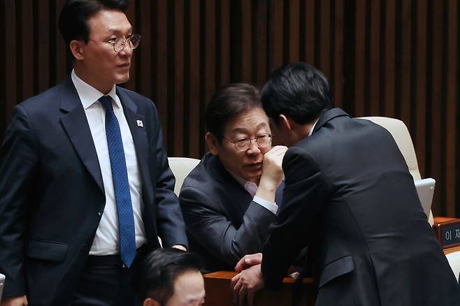 이재명 전 더불어민주당 대표가 3월20일 서울 여의도 국회 본회의장에서 안규백 의원과 대화하고 있다. ⓒ연합뉴스