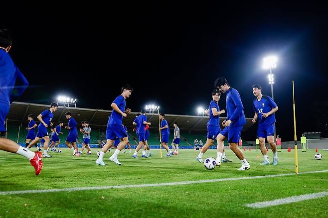 축구대표팀 선수들이 이라크와 2026북중미월드컵 아시아 최종예선 원정경기를 앞둔 4일(한국시간) 바스라 알파이하 스타디움에서 진행된 팀 훈련을 소화하고 있다. 사진제공｜대한축구협회