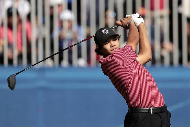 찰리 우즈가 지난해 12월 미국 플로리다주에서 열린 PNC 챔피언십에서 드라이버 샷을 하고 있다. 게티이미지코리아