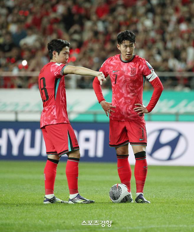 한국 축구국가대표 손흥민과 이강인이 11일 서울 마포구 서울월드컵경기장에서 열린 2026 FIFA 북중미 월드컵 2차 예선 중국전에서 프리킥을 준비하고 있다. 2024.6.11 권도현 기자