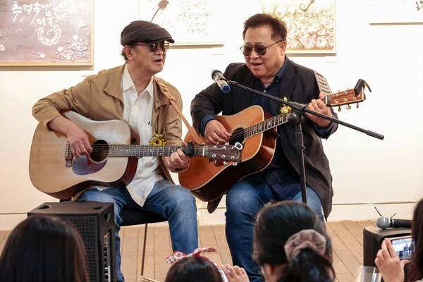 ▲ 5월 31일 서울 종로구 인사아트센터에&nbsp;마련된 ‘해바라기 노랫말-당신이 나의 봄이죠 展’에서 노래하는 해바라기. 제공|해바라기뮤직