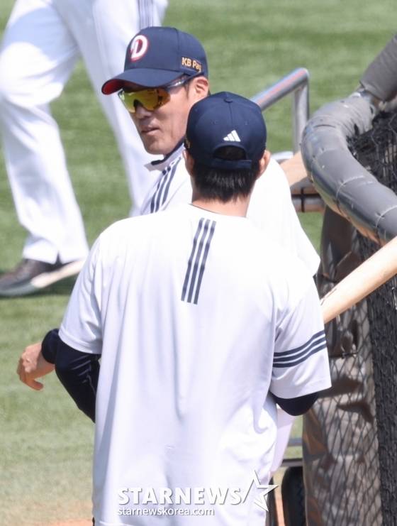 2025 신한 SOL Bank KBO리그 두산 베어스 대 KIA 타이거즈 경기가 3일 서울 잠실야구장에서 열렸다. 두산 조성환 감독 대행이 선수들의 훈련을 지켜보며 독려하고 있다. /사진=김진경 대기자