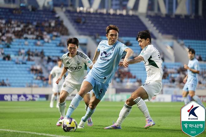 대구FC 일본인 수비수 요시노 쿄헤이(가운데). /사진=한국프로축구연맹 제공