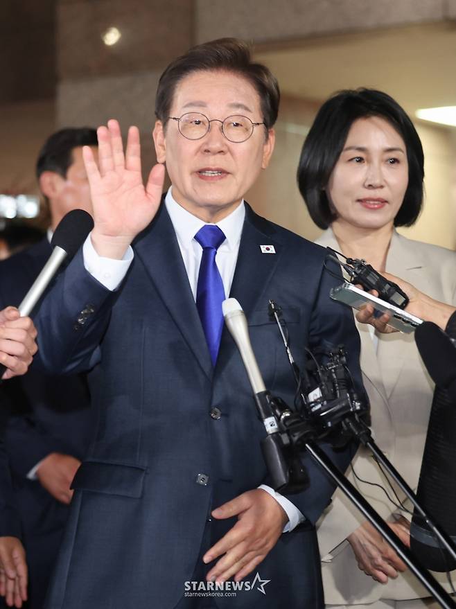 [인천=뉴시스] 전진환 기자 = 이재명 대통령이 4일 밤 인천 계양구 자택을 나서며 지지자들의 환호에 손을 들어 답하고 있다. 2025.06.04.  amin2@newsis.com /사진=전진환