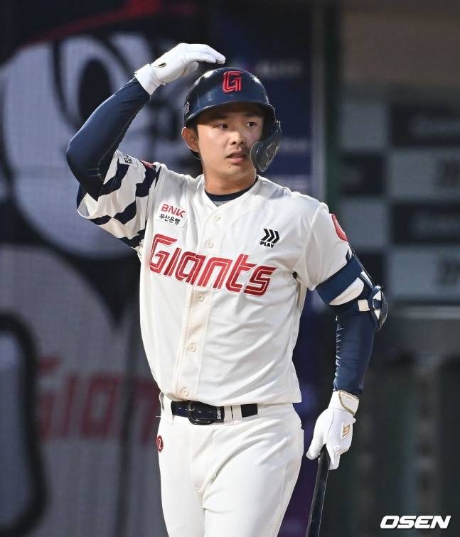 롯데 이태경이 3일 사직 키움전에서 8회말 삼진으로 물러나고 있다.