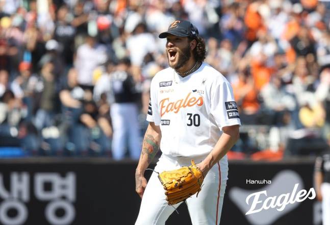 한화 외국인 투수 코디 폰세가 3일 대전 KT전에서 역투하고 포효하고 있다. /사진=한화 이글스 제공