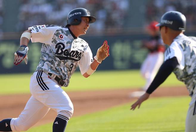 두산 베어스 정수빈이 3일 잠실 KIA전에서 전력 질주를 펼치고 있다. /사진=두산 베어스 제공