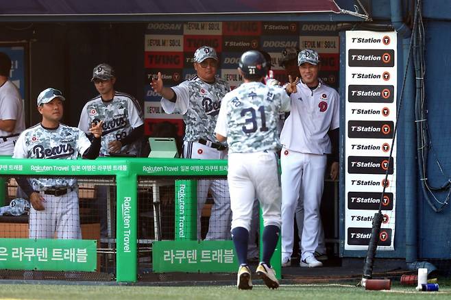 두산 베어스 조성환(오른쪽) 감독대행을 비롯한 코칭스태프와 선수들. /사진=두산 베어스 제공